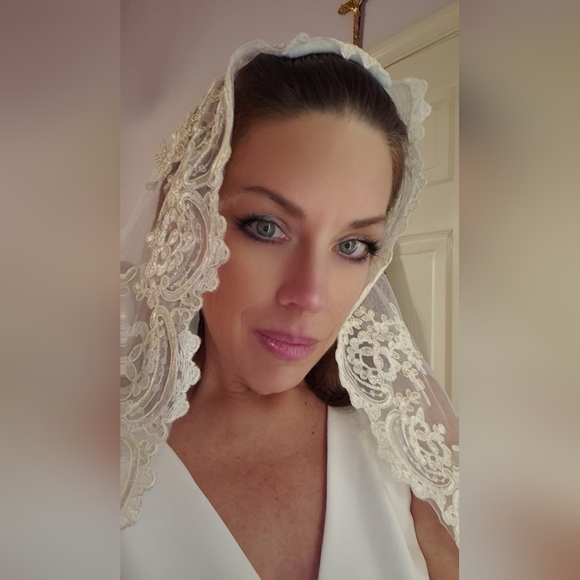 Champaigne Lace Trim Ivory Tulle Cathedral Length Wedding Veil with Comb - Picture 8 of 10